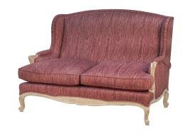 699.  Sofá de madera tallada con tapicería de moiré.S. XX.