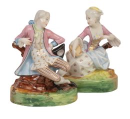 774.  Pareja de figuras galantes de porcelana esmaltada y dorada.S. XIX.
