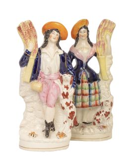 769.  Pareja de figuras de loza esmaltada de escoceses con perro.Sttafordshire, Inglaterra, S. XIX.