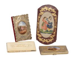 1195.  Lote formado por: carné de baile de metal dorado y terciopelo con vista de la ópera, carné de metal dorado con vista de San Marcos, carné de hueso con caballeros y funda de gadas de piel dorada y tela con personaje masculino y dama.Francia, finales del S. XIX.