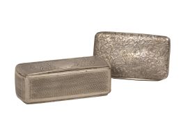 1361.  Lote de dos cajitas de plata, una con escena galante repujada en la tapa.S. XIX.