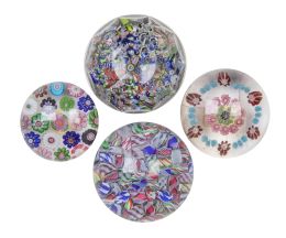 768.  Lote de cuatro pisapapeles de diferente tamaño, con decoración de flores y uno facetado.S. XIX.