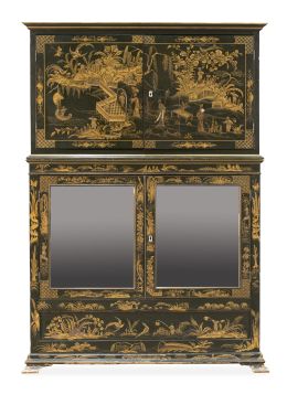 1162.  Mueble de dos cuerpos de madera lacada de verde y dorada decorado con chinerías.Inglaterra, S. XX.