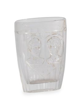 1142.  Vaso de cristal de recuerdo con Alfonso XIII y Victoria Eugenia. En estuche.Gijón, 1906.