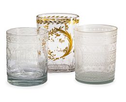 1145.  Lote de una faltriquera y dos vasos de vidrio transparente con nombres, dos de ellos con decoración grabada y otro con dorado.La Granja, S. XIX.