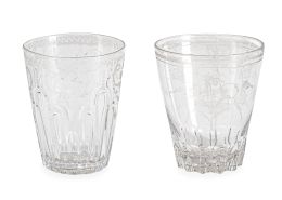 1144.  Lote de dos vasos imperio de vidrio transparente con decoración grabada.La Granja, (1815-1833)