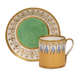 1340.  Taza de pasta tierna esmaltada y dorada. Marcas pintadas en la base del pintor, P.G. y L. invertida.Buen Retiro, (1803-1808)