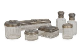 675.  Juego de tocador de cristal con tapas de plata e interior vermeille. Con marcas para la exportación.Francia, finales del S. XIX.