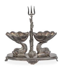 512.  Especiero de plata con dos delfines sustentado veneras. Con marcasMartínez, Madrid, Villa y Corte, 1852.