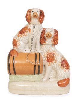 709.  Pareja de perros spaniel con barril.Grupo de loza esmaltada.Staffordshire, Inglaterra, S. XIX.