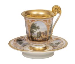 657.  Taza con su plato de porcelana esmaltada y dorada con paisa