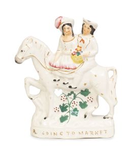 708.  Pareja de figuras a caballo de loza esmaltada, con leyenda "going to market".Staffordshire, Inglaterra, S. XIX.
