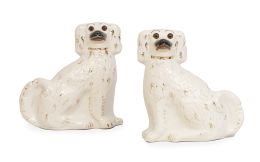 714.  Pareja de caniches de loza esmaltada y dorada, con ojos de cristal.Staffordshire, Inglaterra, S. XIX.