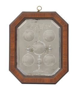 1116.  Placa de vidrio decorada y grabado al ácido con jarrones de flores y aves, con marco de madera octogonal.La Granja, S. XVIII.