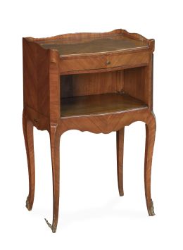 1286.  Mesa auxiliar de estilo Luis XV en madera de palo de rosa con bronces dorados.Francia, principios del S. XX.