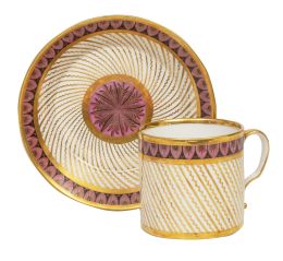 1359.  Taza con su plato de porcelana esmaltada con decoración en fucsia y dorado.S. XIX.