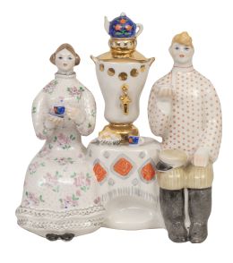 735.  Grupo escultórico de porcelana esmaltada con figuras tomando el té. Con marcas en la base.Rusia, primer cuarto del S. XX.