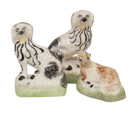 772.  Lote de pareja de perros y una oveja de loza esmaltada.Sargadelos, tercera época (1845-1862).