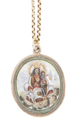 2.  Medalla colgante con miniaturas de la Virgen del Carmen y de Atocha pintadas sobre nácar en anverso y reverso, enmarcadas con marco liso, y con cadena de eslabón circular