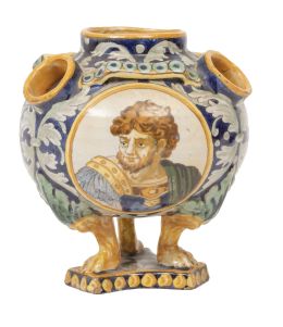 1311.  Florero historicista de cerámica policromada, con guerrero en reserva. Italia, S. XIX.