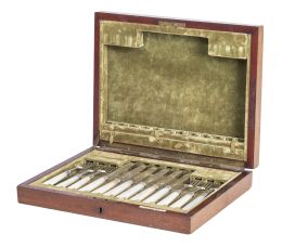 736.  Juego de seis tenedores y seis cuchillos de plata con mangos de nácar.En su caja original de madera, con interior en terciopelo verde.Elkington & Co., Birmingham, Inglaterra, 1909 y 1910.