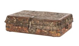 1435.  Petaca de viaje policromada, con alma de madera cubierta de cordobán, repujado y policromado, en verde y rojo.Trabajo peruano, S. XVIII.