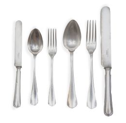 1261.  Cubertería antigua de doce servicios de metal plateado. Con marcas.Christofle, S. XX.