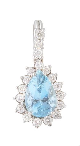 363.  Colgante con aguamarina talla pera de 7 ct orlado de brillantes, y con brillantes en la reasa para colgar
