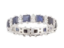 330.  Sortija alianza completa de zafiros de talla cuadrada, entre parejas de brillantes