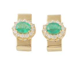 220.  Pendientes con esmeraldas ovales orladas de brillantes sobr
