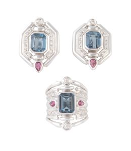 332.  Conjunto de pendientes y sortija con topacios centrales, brillantes y rubíes talla de pera, con diseño geométrico