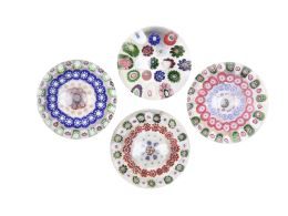 1400.  Lote de cuatro pisapapeles de cristal con decoración de "millefiori".Clichy, (1845-1855).