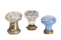 1393.  Lote de tres pomos para puerta, con base de metal dorado.Clichy y Saint Louis, segunda mitad del S. XIX.