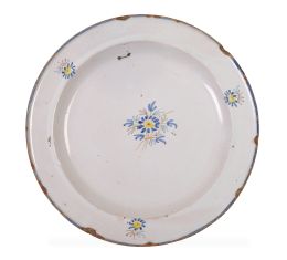 1014.  Plato de cerámica esmaltada en azul, ocre y amarillo, de la serie del ramito.Alcora, h. 1784-1800.