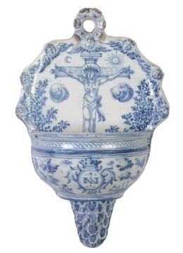 1010.  Benditera de cerámica esmaltada en azul de cobalto con Cristo crucificado.Talavera, S. XVIII.