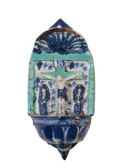 998.  Benditera de cerámica esmaltada en azul, blanco y verde con Calvario.Teruel, S. XVII.
