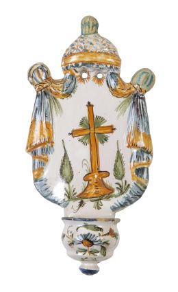 1047.  Benditera de cerámica esmaltada con cruz cubierta por baldaquino.Ribesalbes, S. XIX.