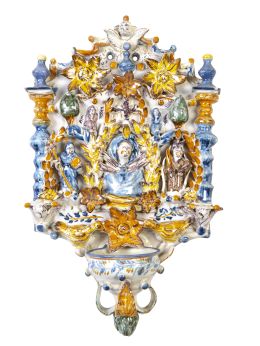 1017.  Benditera de cerámica esmaltada con la dolorosa, aves y flores, esmaltada en ocre, azul, manganeso. Manises, S. XIX.