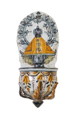 1040.  Benditera de cerámica esmaltada con la Virgen del Prado y decoración de pabellones.Talavera, S. XIX.