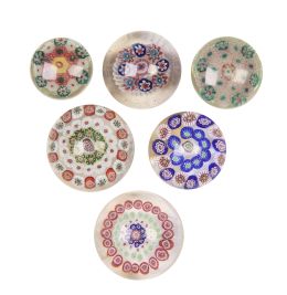 1407.  Lote de seis pisapapeles decorados con millefiori.Clichy, (1845-1850).