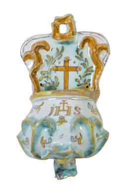 1011.  Benditera de cerámica esmaltada con monograma "IHS", de la serie polícroma.Talavera, finales del S. XVII - principios del S. XVIII.