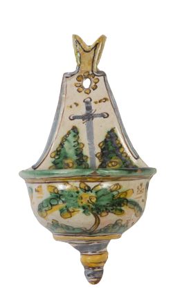 1007.  Benditera de cerámica esmaltada de la serie polícroma con cruz entre arbustos.Talavera - Puente del Arzobispo,  S. XVIII.