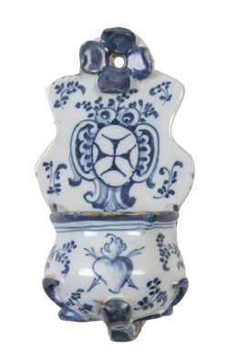 1012.  Benditera de cerámica esmaltada en azul de cobalto y blanco con cruz mercedaria.Talavera, principios del S. XVIII.