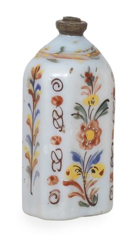 1063.  Garrafa de opalina con flores esmaltadas de colores.Bohemia, S. XVIII.