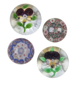 1405.  Lote de cuatro pisapapeles, dos con pensamientos y dos con decoración de millefiori.Baccarat y Clichy, h. 1850.