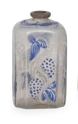 1061.  Garrafa de vidrio transparente con decoración pintada en azul y blanco.Bohemia, S. XVIII.