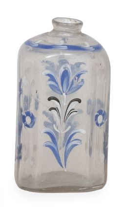 1062.  Garrafa de vidrio transparente con decoración de flores pintadas en azul y blanco.Bohemia, S. XVIII.