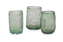 1025.  Lote de tres vasos de vidrio verde, uno con leyenda "Ave Ma