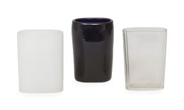 1097.  Lote de tres vasos de faltriquera de vidrio: uno transparente, uno azul y otro blanco.Principios del S. XIX.