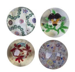 1395.  Lote de cuatro pisapapeles.Baccarat, Clichy, mediados del S. XIX.